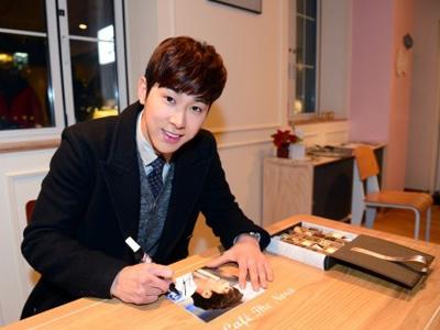 Sambut Valentine, Yunho TVXQ Bagikan Cokelat untuk Fans